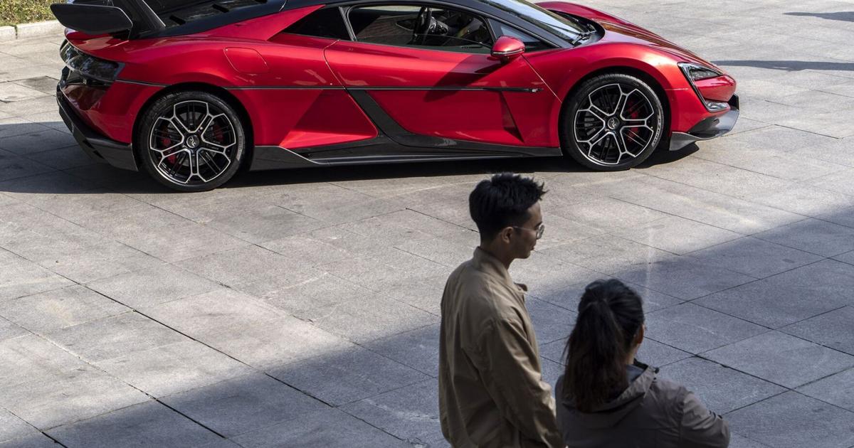 A Chinese EV maker just revealed a 1,300 horsepower supercar | Money [Video]