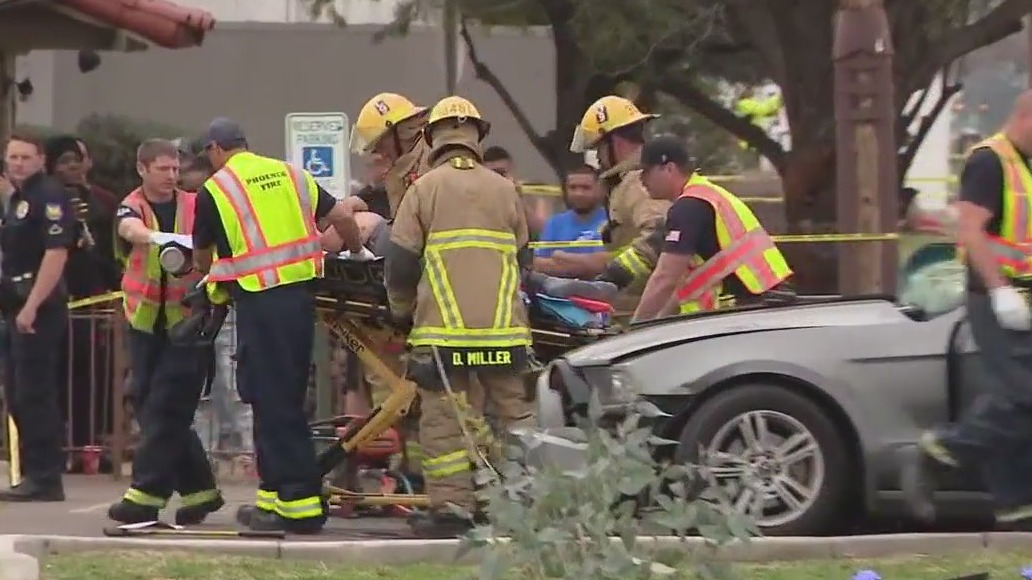 1 killed after car slams into Phoenix power pole [Video]