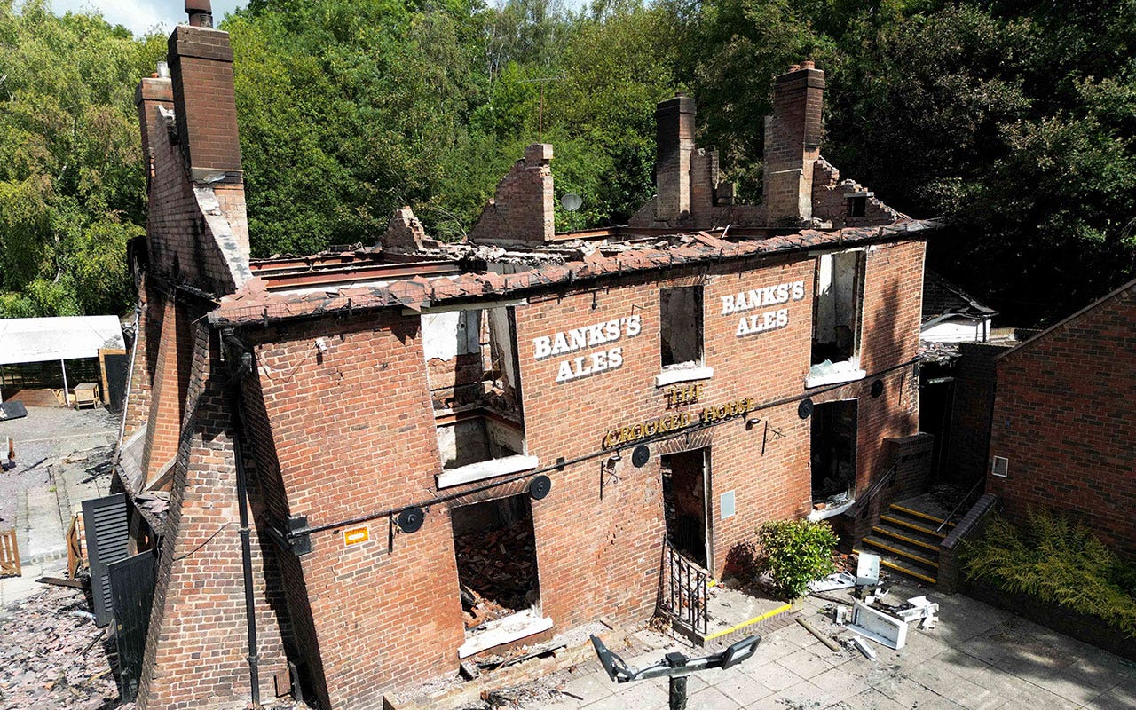 Council orders rebuilding of UK’s popular ‘Crooked House’ pub following fire [Video]