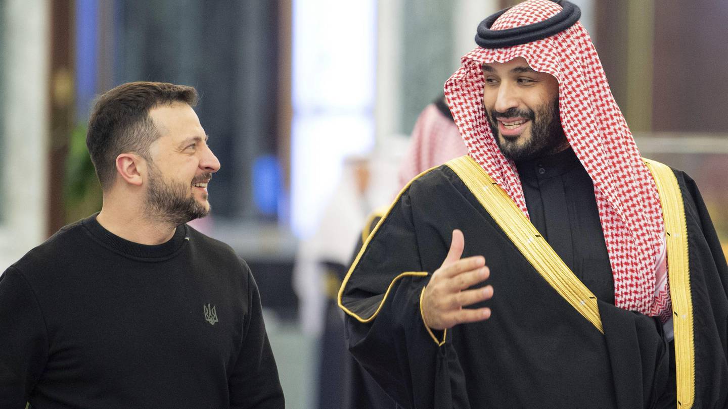 Ukrainian President Zelenskyy lands in Saudi Arabia to push for peace and a POW exchange with Russia  Boston 25 News [Video]