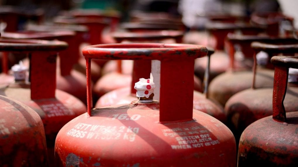 LPG price hike: Commercial cylinder rates increased by 25, Delhi retail price hits 1,795 [Video]