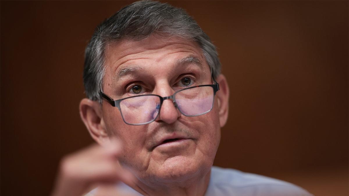Manchin appears to square up against climate protester after being called a ‘sick f—‘ [Video]