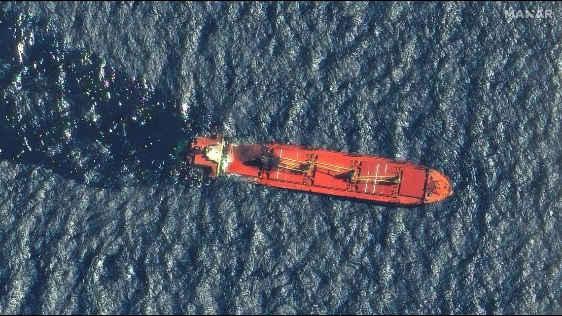 A ship earlier hit by Yemen’s Houthi rebels sinks in the Red Sea, the first vessel lost in conflict [Video]