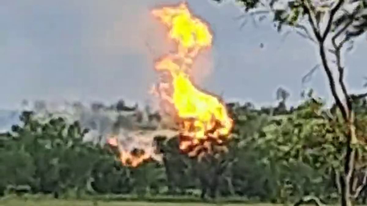 Bauhinia Queensland gas leak: Huge flames seen as serious pipeline rupture threatens operation of coal and gas plants [Video]