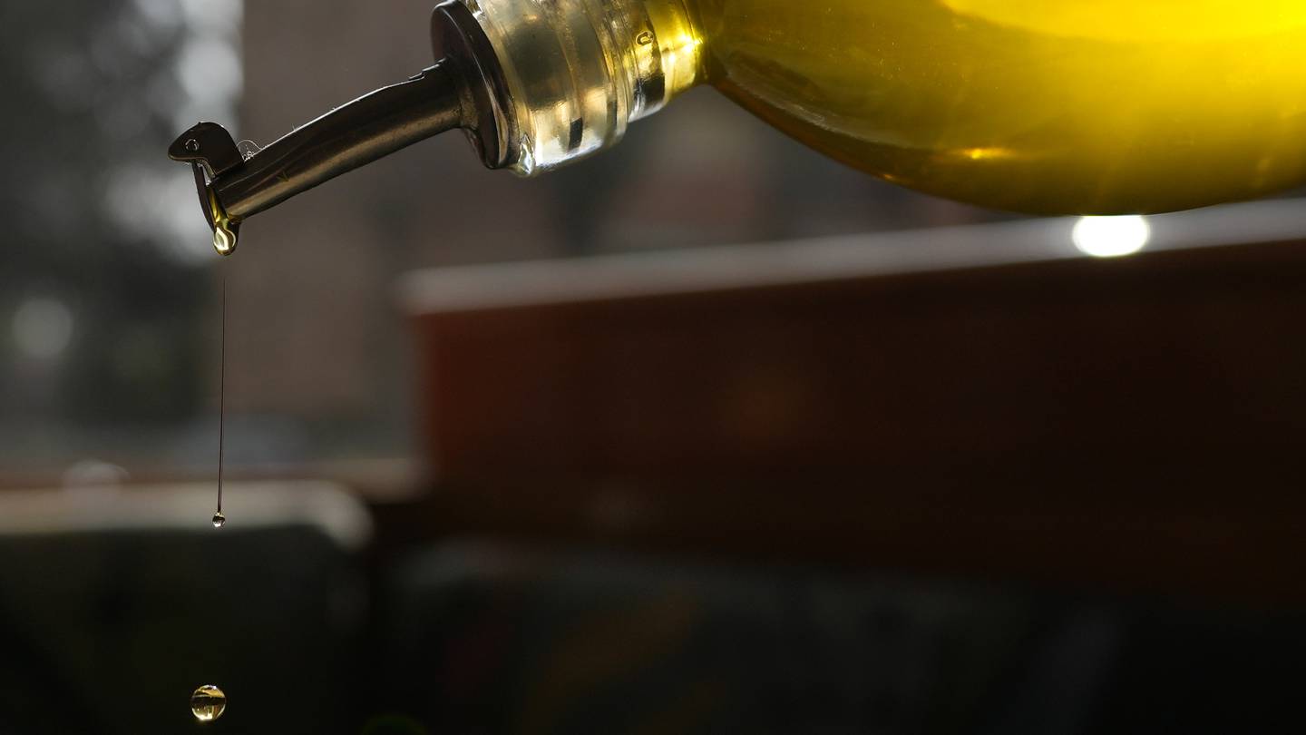 Italians cut back on olive oil as prices surge, survey says. Producers are pushing back on that  WSB-TV Channel 2 [Video]
