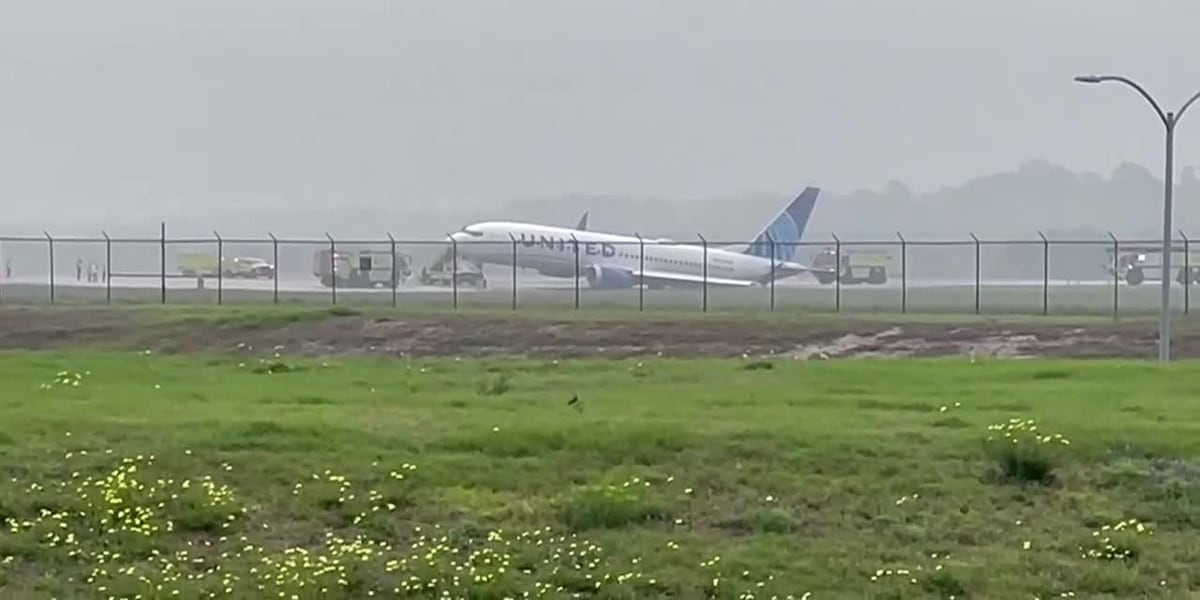 United flight stuck in grass after it rolled off the runway [Video]