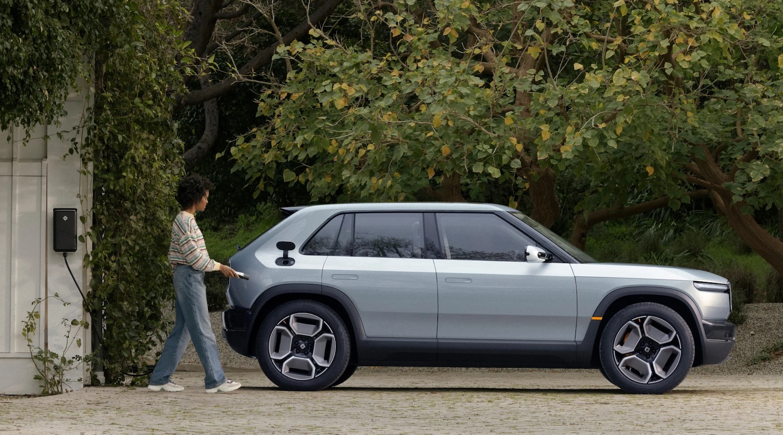 Rivian Surprises With 3 New Models & New Battery Technology  Pictures & Tesla Comparison [Video]
