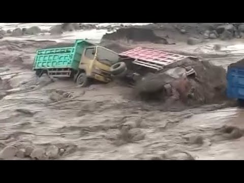 Everything disappeared in 2 minutes! Trucks floating on water! Flash floods in Indonesia [Video]