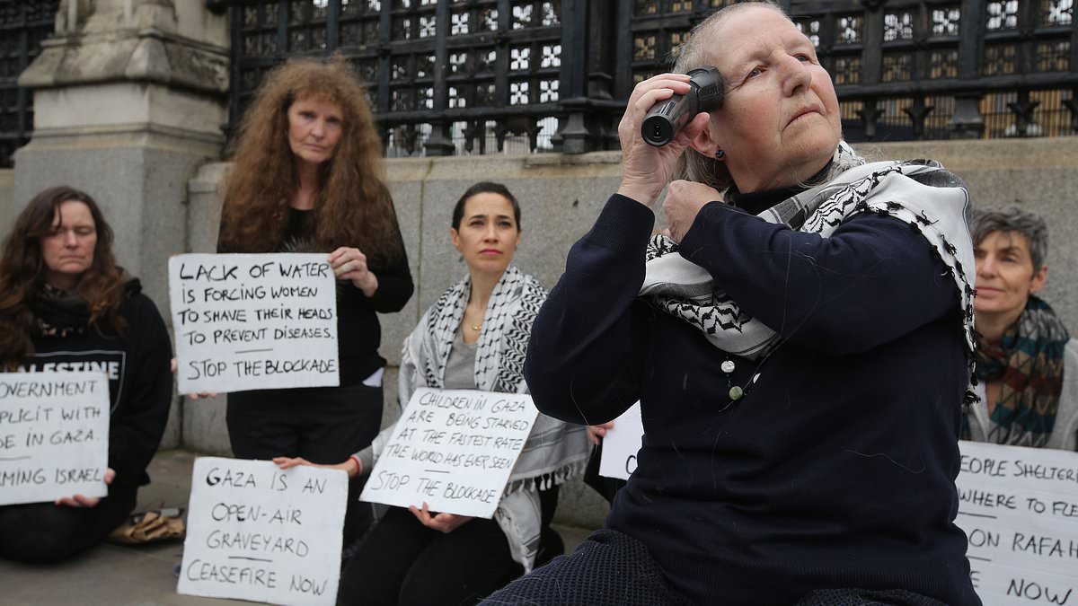 Women ‘take a stand for Palestine’ in front of Parliament by shaving their hair off in demonstration over Gaza water shortage [Video]