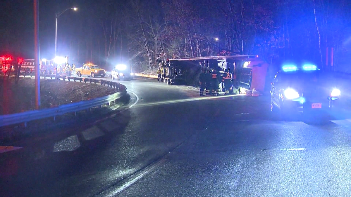 Tractor-trailer rollover spills car batteries with sulfuric acid onto Auburn roadway [Video]