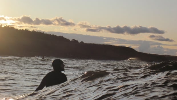 Strong north winds and little to no ice make for ‘remarkable’ P.E.I. winter surf season [Video]