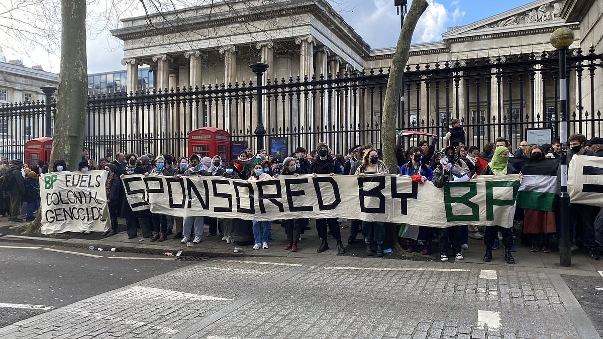 Frustrated tourists and food vendors blast ‘annoying’ pro-Palestine and eco-zealots who attempted to close British Museum today with a blockade [Video]