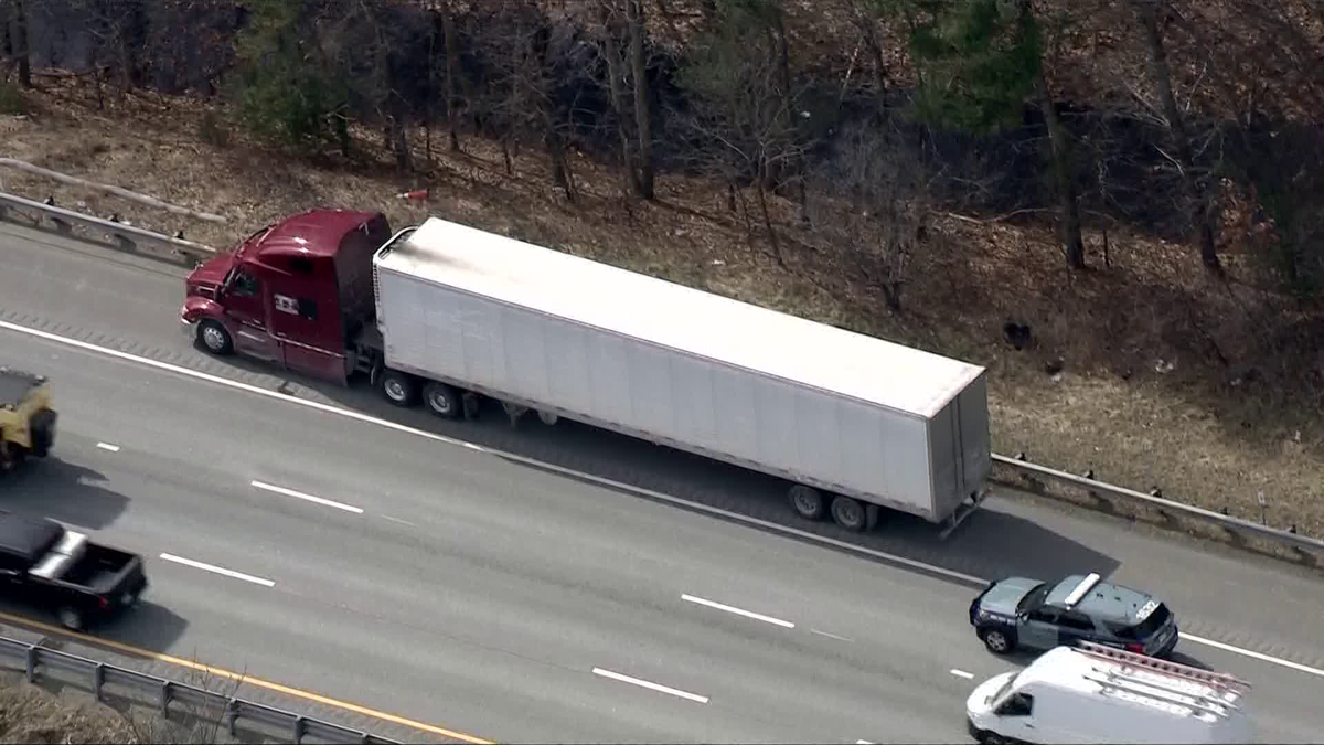 Tractor-trailer driver struck with hammer during assault on I-495 [Video]