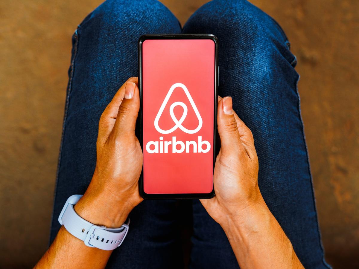 Here’s when Airbnb will actually issue a refund, according to its updated policy [Video]