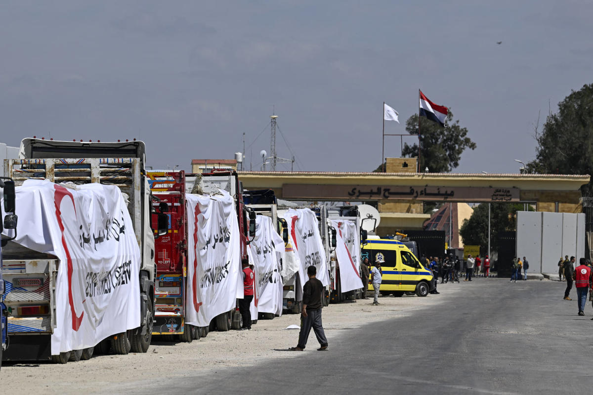 Hundreds of trucks full of aid sit idle near border with Gaza as crisis deepens [Video]