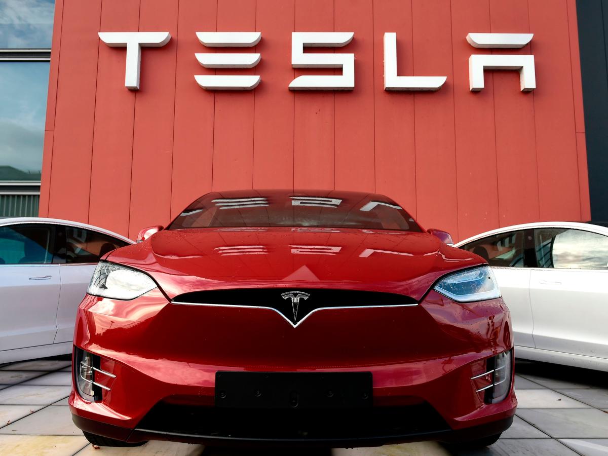 Police caught up with a stolen Tesla after it ran out of battery during a car chase [Video]