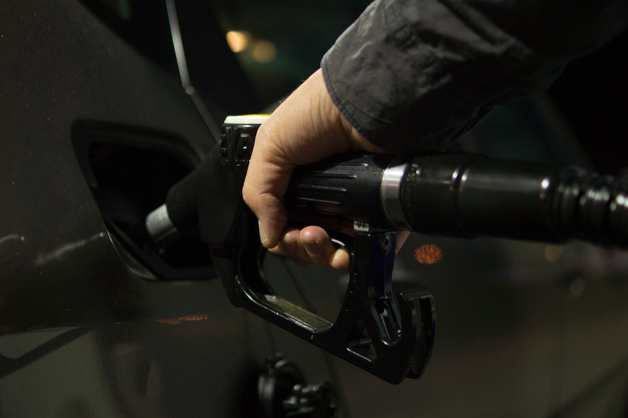 Gas Prices in Louisiana Drop, National Average Holds Steady  BIZ  Northwest Louisiana [Video]