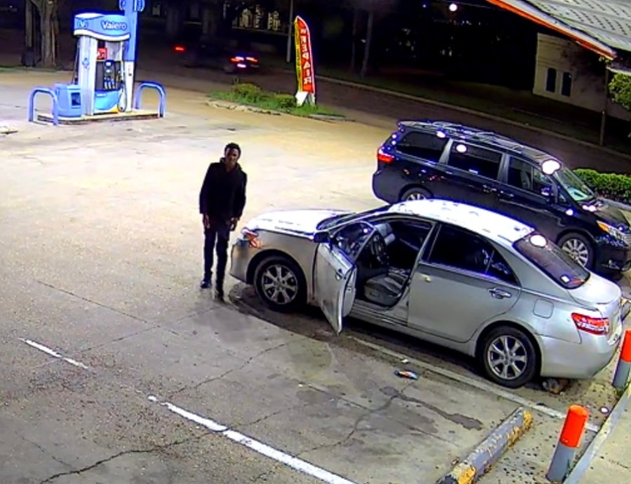 Dead battery ends New Orleans car theft, suspect still at large [Video]