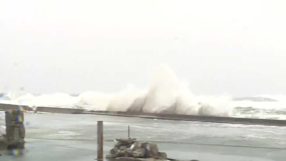 Kennebunk records wind gusts at 70 mph; Waves crash onto street [Video]