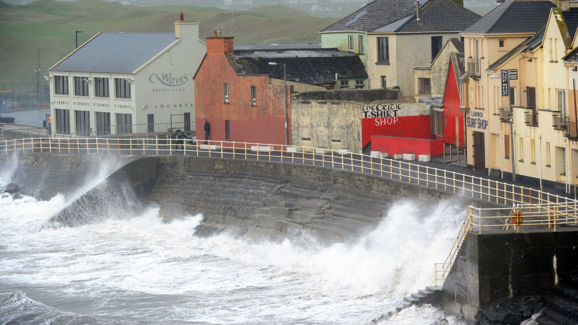 Popular Irish attractions forced to close over Storm Kathleen ‘extreme weather’ as country set for winds of 130kmh [Video]