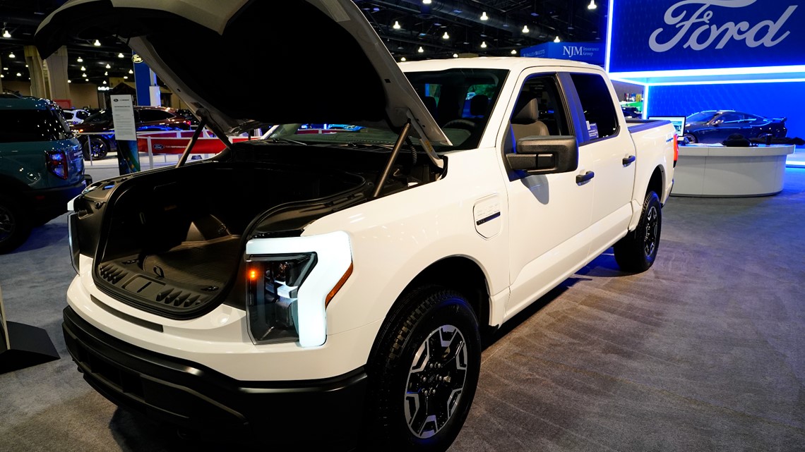 Ford delaying production of new electric pickup and large SUV [Video]