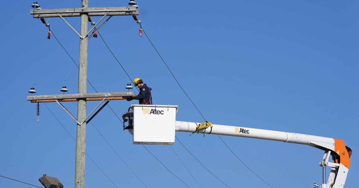 Xcel Energy shuts off power to thousands in Colorado amid dangerous winds [Video]