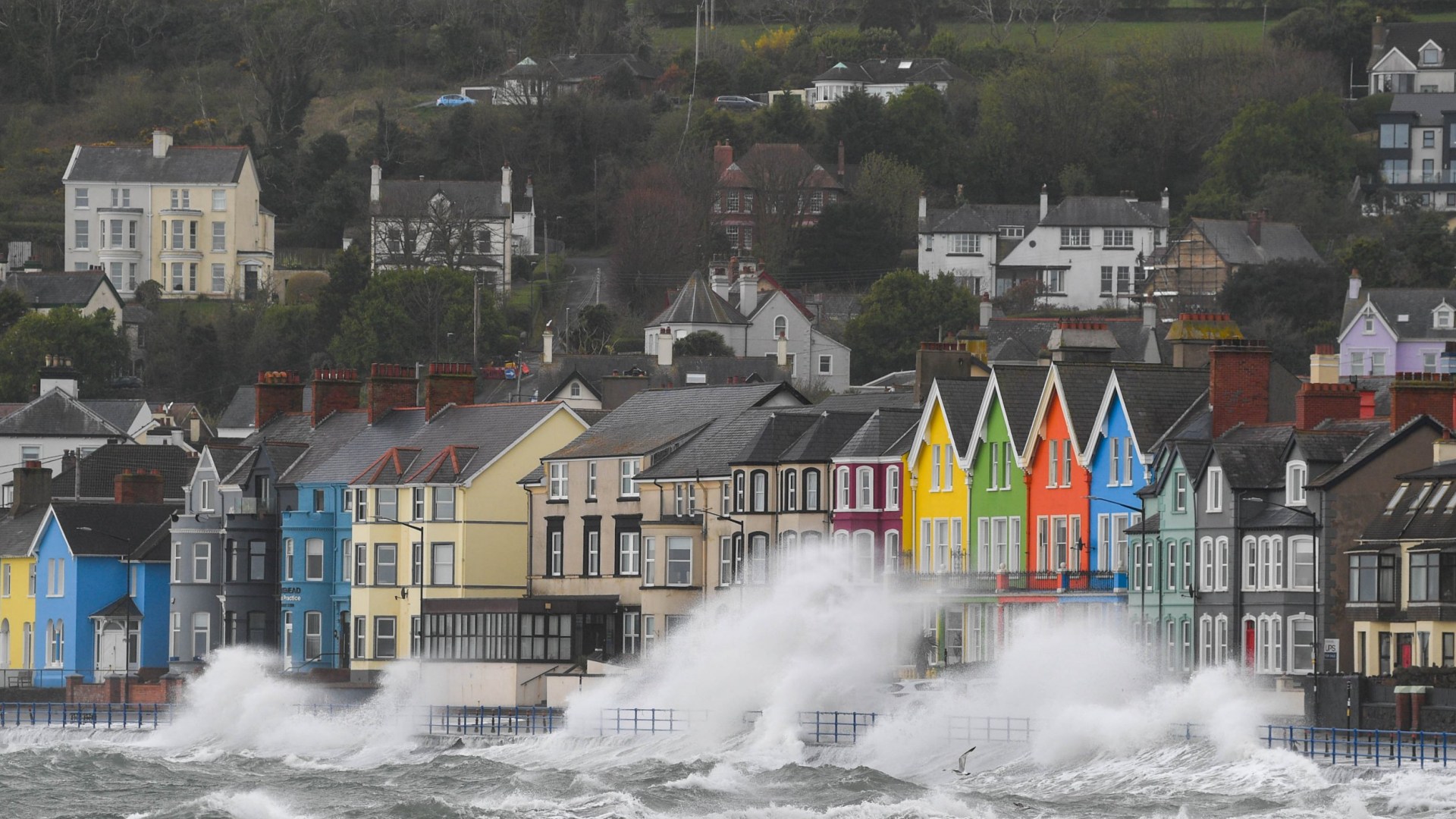 Storm Kathleen batters Ireland with 112kph gusts leaving thousands without power as 5 counties due fresh weather blast [Video]