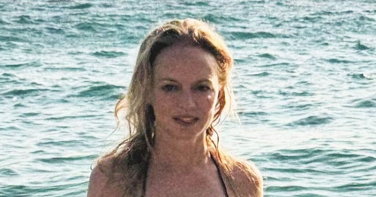 Heather Graham, 54, wows in tiny bikini as fans say she looks ‘exactly the same’ | Celebrity News | Showbiz & TV [Video]