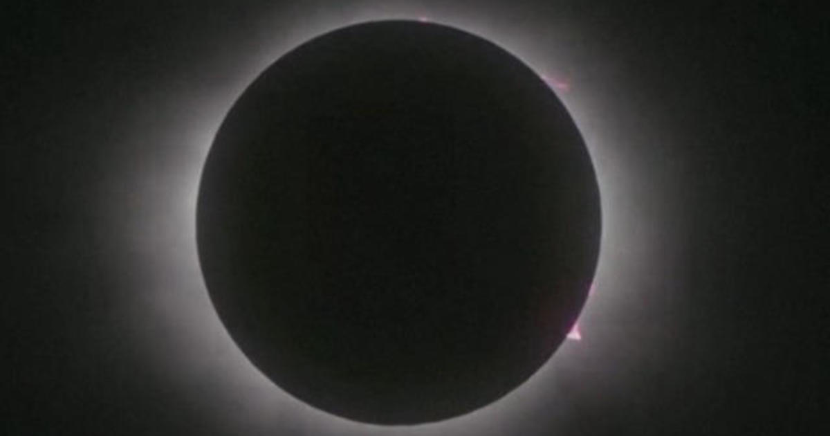 Solar eclipse reaches totality in Mazatln, Mexico [Video]