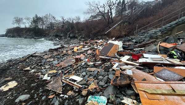 Cape Elizabeth beach covered in debris after boat runs ashore [Video]