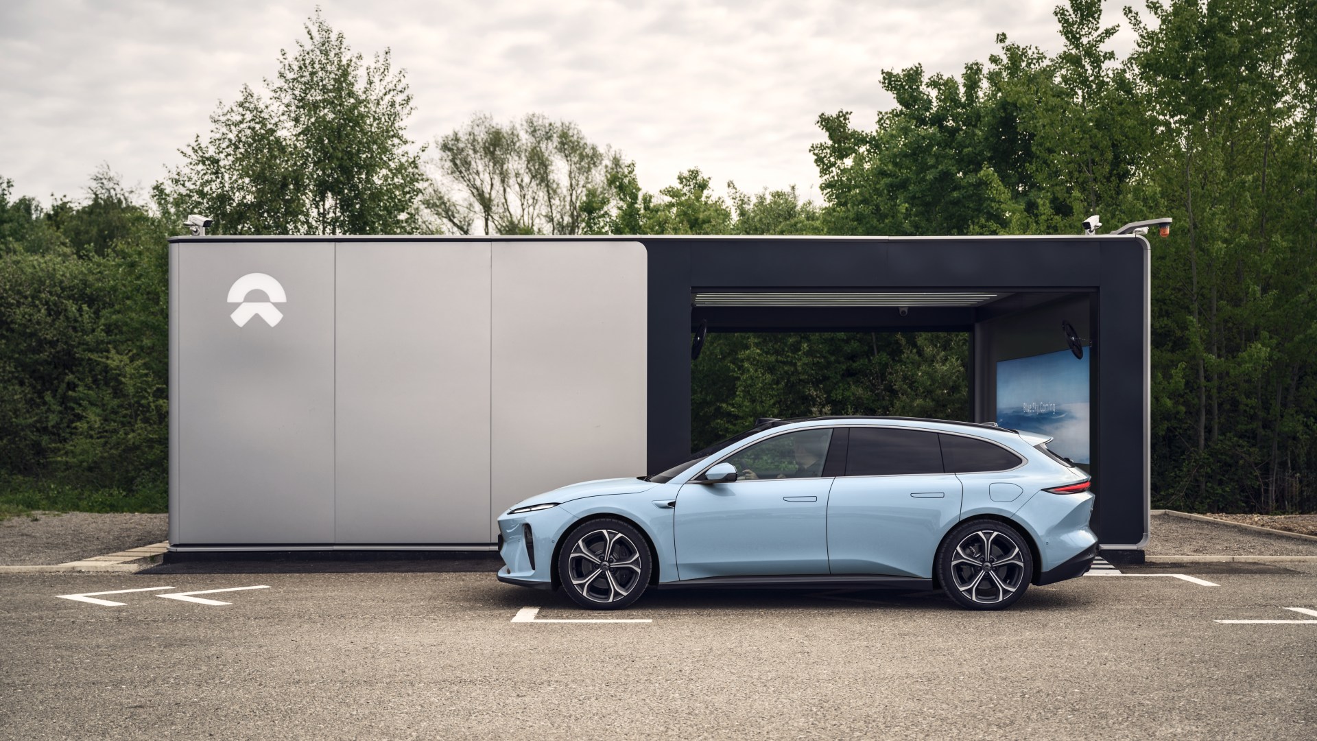 High-tech Nio ET5 is a quick, quiet EV with batteries that can be swapped in just FOUR minutes – is this the future? [Video]