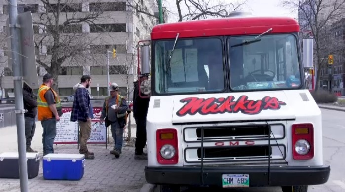 Food trucks return to Winnipeg streets, but fewer than previous years [Video]