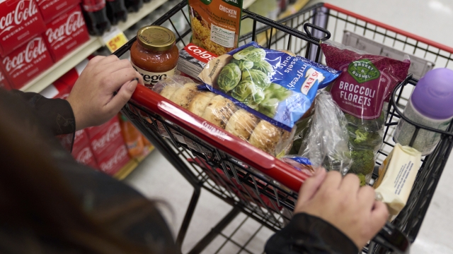 Americans struggling to afford groceries due to increasing prices [Video]