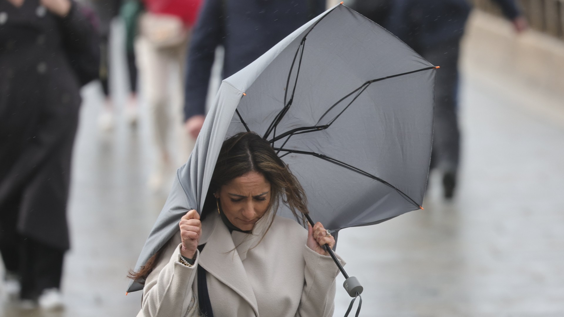 UK weather: Met Office issues yellow warning for severe 55mph winds set to cause travel chaos and power cuts [Video]