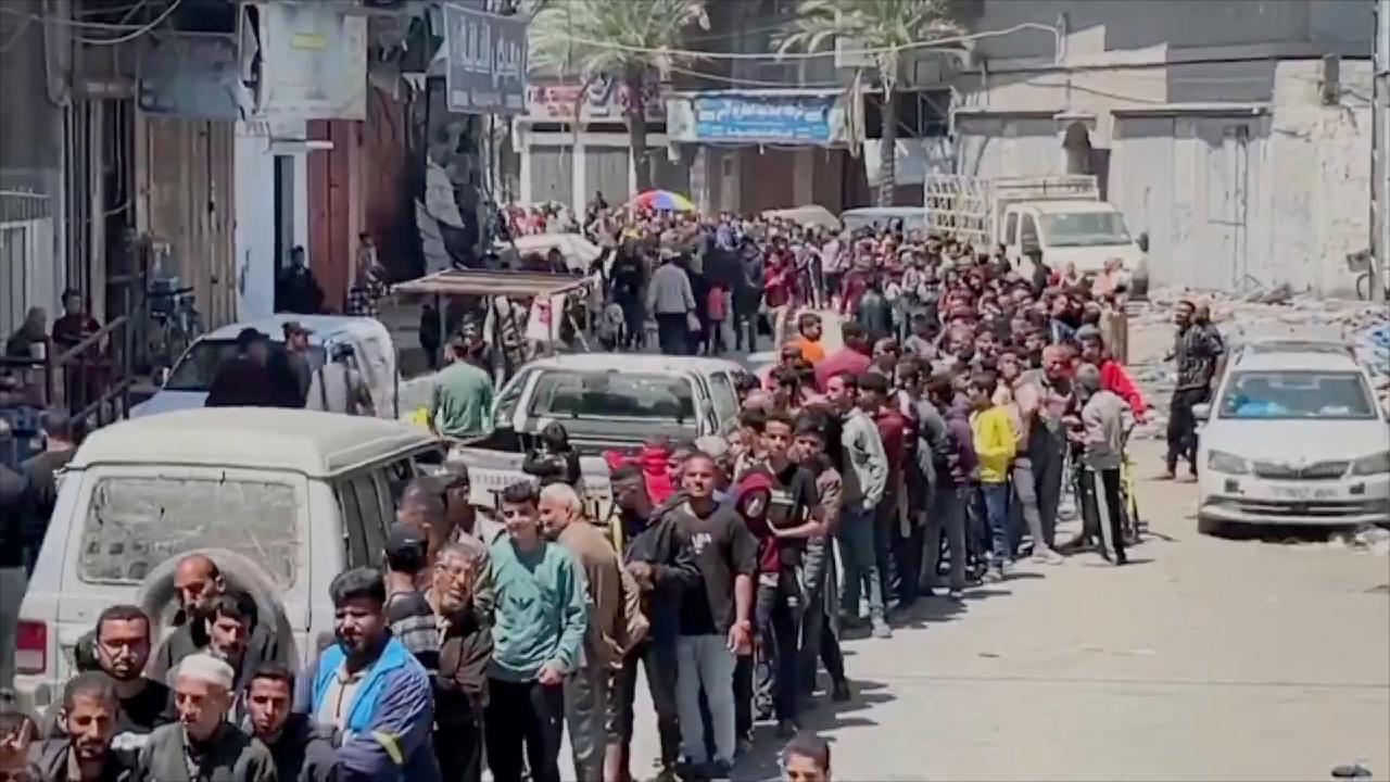 People line up at reopened Gaza bakery [Video]