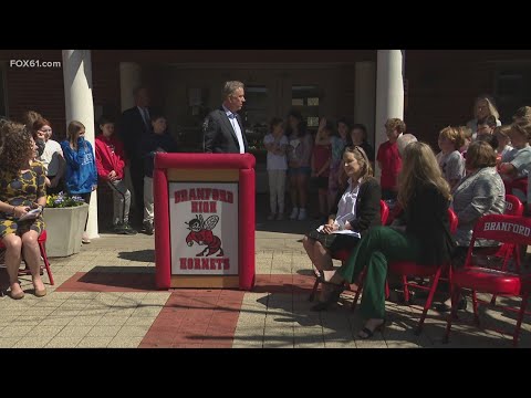 Lamont visits Branford elementary school to showcase the use of solar panels on school buildings [Video]