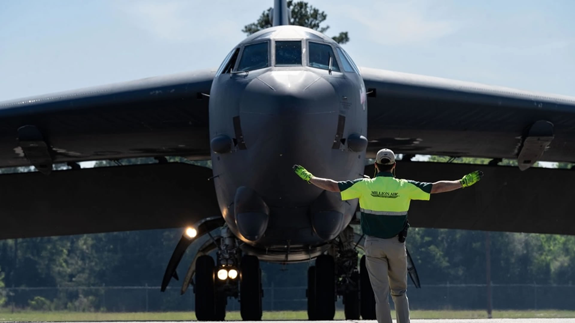 US massive B-52H bombers test civilian airfield landing capability [Video]