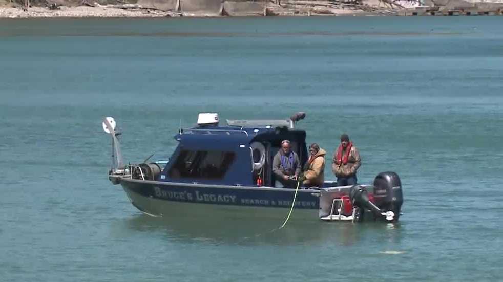 Sonar boat searches Lake Michigan for Sade Robinson’s remains [Video]