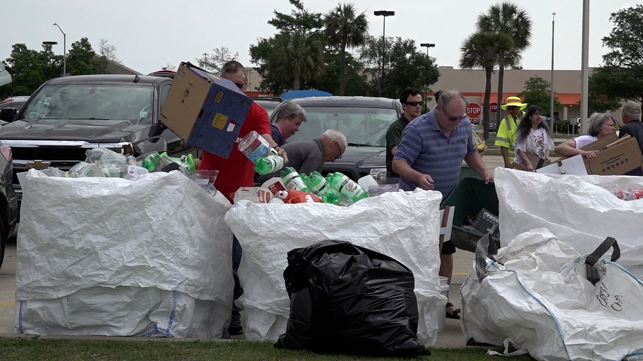 Jefferson Parish Eastbank recycling drop-off site sees huge turnout| WGNO.com [Video]