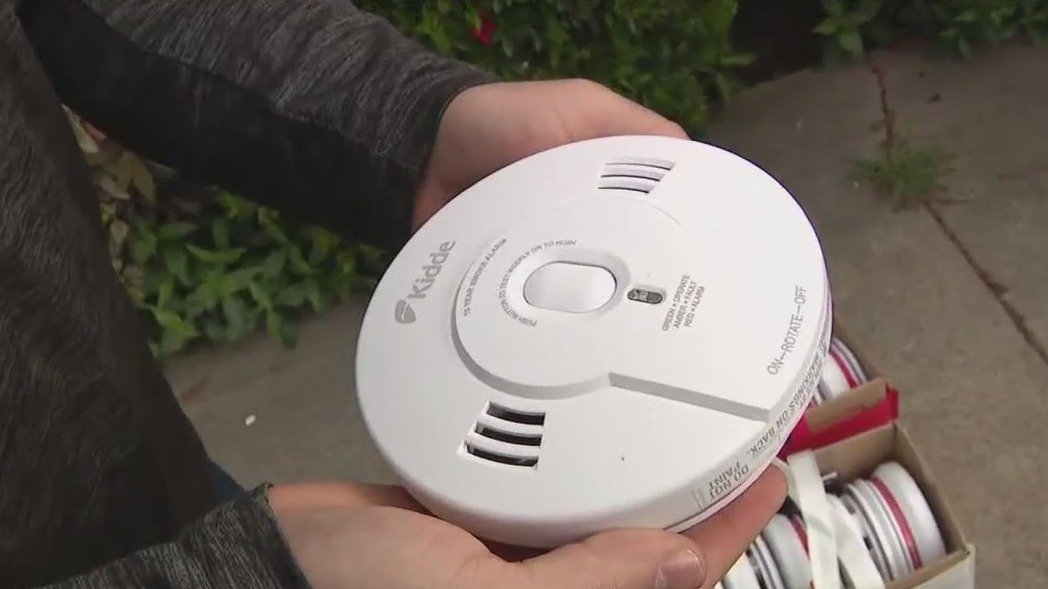 Oakland neighbors given free smoke alarms [Video]