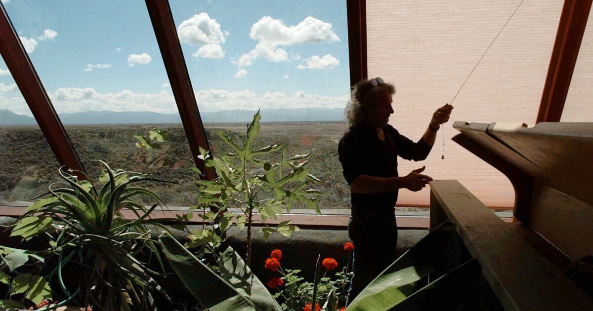 An off-the-grid community in New Mexico offers insight into sustainable building [Video]