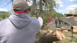 Man escapes to safety after wind knocks tree down onto home [Video]