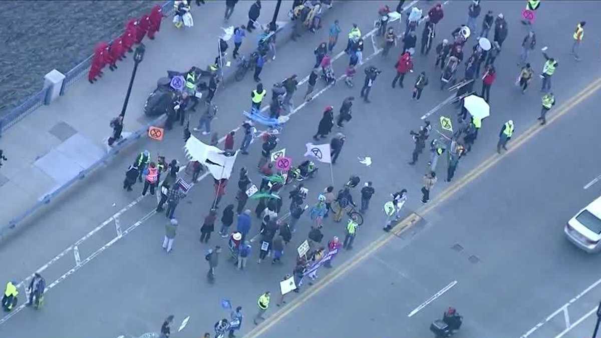 Climate change protesters block traffic on 1 side of Boston bridge [Video]