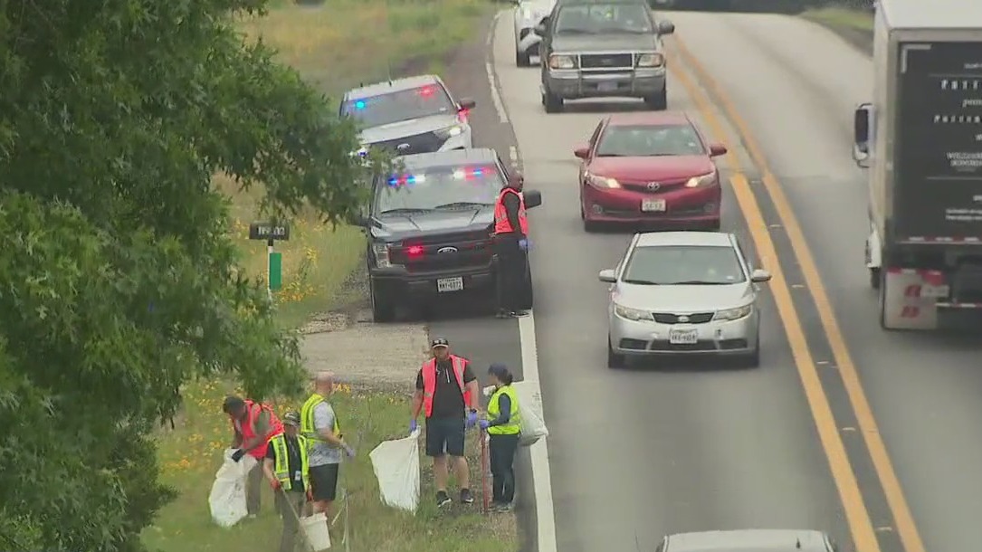 Austin police officers clean up FM 1826 [Video]