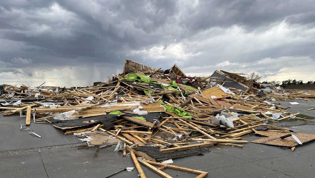 Tornadoes kill 4 in Oklahoma; governor issues state of emergency for 12 counties amid power outages [Video]