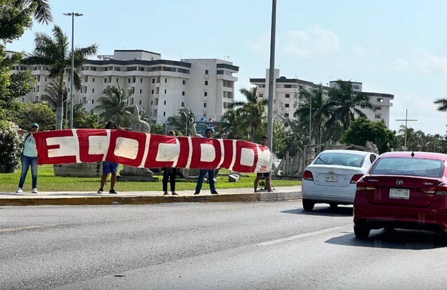 Environmentalists protest in Cancun accusing Semarnat of protecting ecocidal projects [Video]