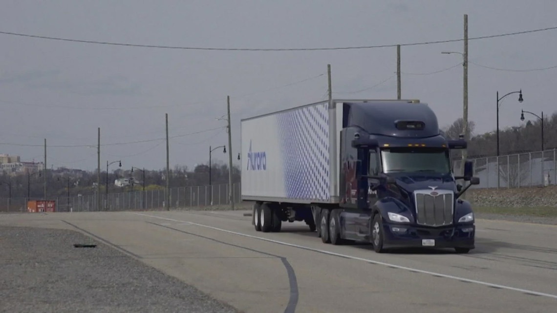 Companies to roll out driverless semi-trucks [Video]