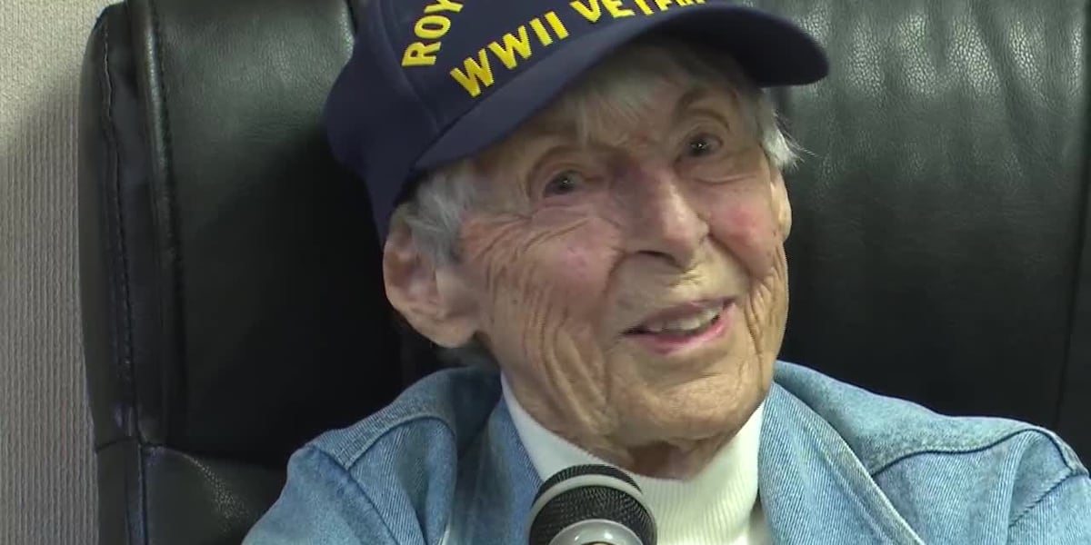 106-year-old WWII veteran helps teach history class to middle school students [Video]