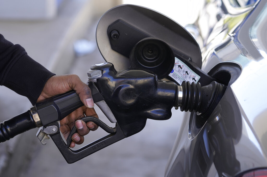 San Diego gas prices fell slightly in last week of April [Video]