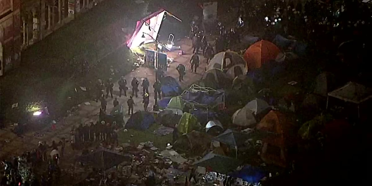 Aerials: Police tear down tents at UCLA [Video]